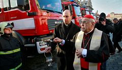 Kardinál Miroslav Vlk poehnal novým vozm Hasiského záchranného sboru