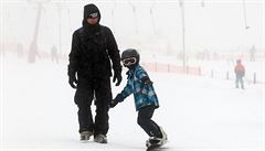 Dti se uí jezdit na snowboardu na Boím daru.