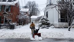 Obyvatelé amerického státu Maine odklízejí sníh.