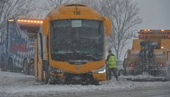 Autobus spolenosti Rgiojet uvízl zadními koly v píkopu. Vyprostit ho musela...