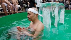 Oistná ledová koupel v japonské svatyni Teppozu Inari na poest nového roku