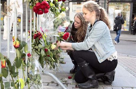 Norské dívky ped soud s Breivikem poloily kvtiny.