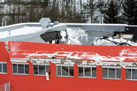 V eské Tebové se zítila 14. ledna veer stecha nov otevené sportovní haly