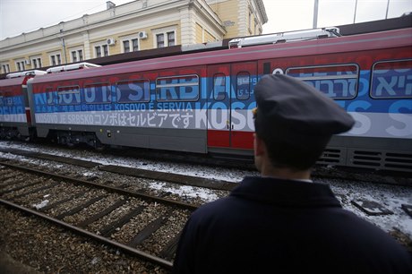 Vlak byl ve 20 jazycích pokrytý nápisem Kosovo je Srbsko, byl v nm k dispozici...