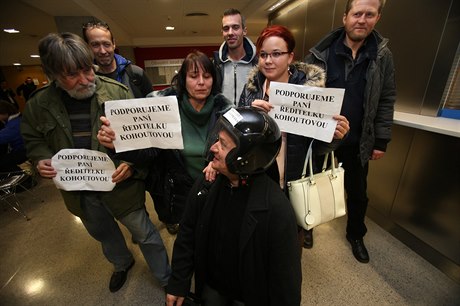 Lidé pili k soudu podpoit editelku koly Ivanu Kohoutovou.