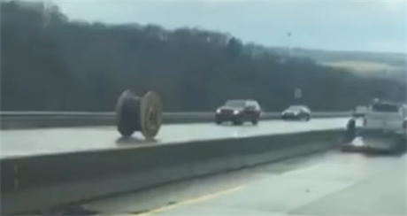 Po dálnici v americké Pensylvánii se valila obí kabelová cívka.