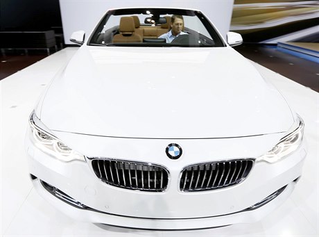 Nové BMW má elegantní bílou barvu.