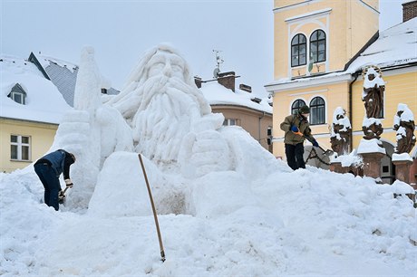 Výtvarník Josef Dufek vytváí s kolegy obí snhovou sochu Krakonoe na námstí...