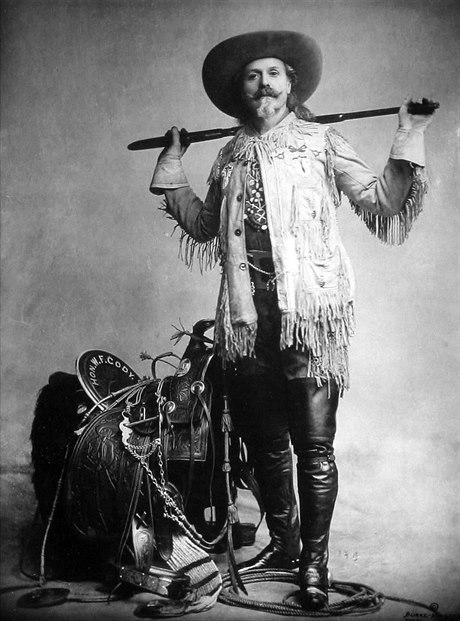 William Cody alias Buffalo Bill a jeho principálská stylizace.