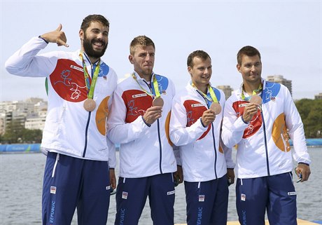 eský tykajak pi medailovém ceremoniálu s bronzovou trofejí na krku.