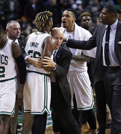 Basketbalistu Bostonu Celtics Marcuse Smarta chrání ped potykou s protihráem...