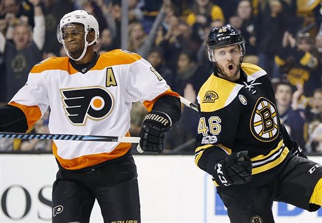 David Krejí z Bostonu se raduje ze svého gólu, vlevo smutný Wayne Simmonds z...