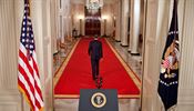 Prezident Barack Obama prochz kovou halou Blho domu pot, co penesl...