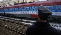 Vlak byl ve 20 jazycch pokryt npisem Kosovo je Srbsko, byl v nm k dispozici...