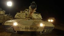 Tank M1A2 Abrams ve slubch americk armdy pi pohledu zepedu.