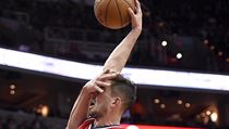 Tomáš Satoranský smečuje do koše i přesto, že mu Meyers Leonard rukou zastínil... | na serveru Lidovky.cz | aktuální zprávy