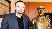 Petr Hůrka, náměstek pro legislativu MPSV, se „sochou zaměstnance“ ve své... Petr Hůrka, náměstek pro legislativu MPSV, se „sochou zaměstnance“ ve své...