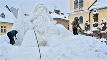 Výtvarník Josef Dufek vytváří s kolegy obří sněhovou sochu Krakonoše na náměstí... | na serveru Lidovky.cz | aktuální zprávy