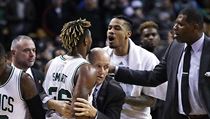 Basketbalistu Bostonu Celtics Marcuse Smarta chrání před potyčkou s protihráčem... | na serveru Lidovky.cz | aktuální zprávy