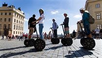 Na Hradčanské náměstí už nyní turisté na vozítkách segway vjet nesmí. Na Hradčanské náměstí už nyní turisté na vozítkách segway vjet nesmí.