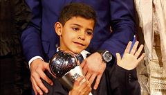 Syn Cristiana Ronaldo - Cristiano Jr. - s cenou pro Fotbalistu roku svého otce.