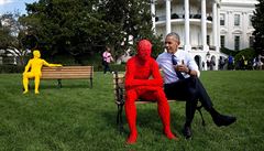 Prezident Obama na zahrad Bílého domu s muem z LEGA, tsn ped událostí...