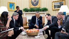 Prezident Obama dostává v Oválné pracovn informace o situaci v Sýrii.