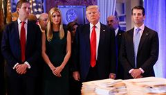 Po levé stran Trumpova dcera Ivanka a syn Eric,  vpravo syn Donald Trump ml.