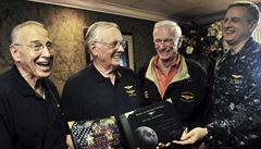 Astronaut eského pvodu Eugene Cernan (druhý zprava) na snímku s legendou...