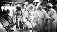 Ve vku 82 let zemel americký astronaut Eugene Cernan (vlevo).