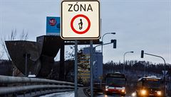 Znaka Zákaz vjezdu osobních pepravník na Barrandovském most v Praze.