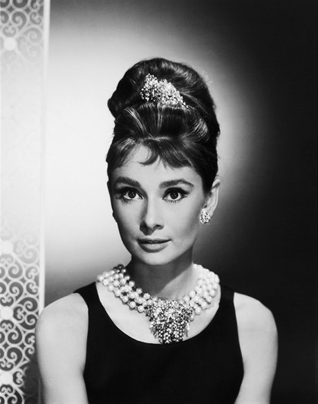 Audrey Hepburnová obleená v atech z filmu Snídan u Tiffanyho (1961)
