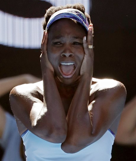 Venus Williamsová se raduje z postupu do finále, které odehraje proti své seste Seren.