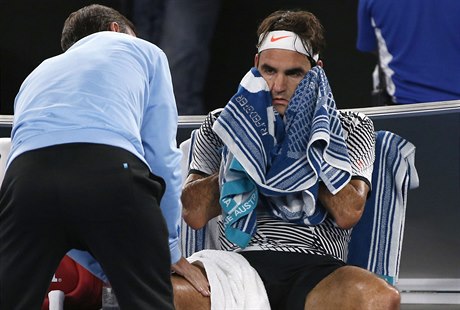 Roger Federer musel na tiskové konferenci odpovídat i na nepíjemné dotazy.