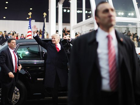 Prezident Donald Trump vystupuje ze své nové prezidentské limuzíny