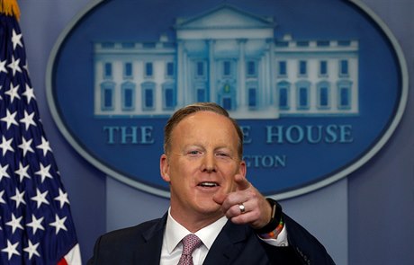 Trumpv mluví Sean Spicer.