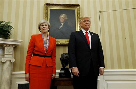 Theresa Mayová a Donald Trump bok po boku v Bílém dom.