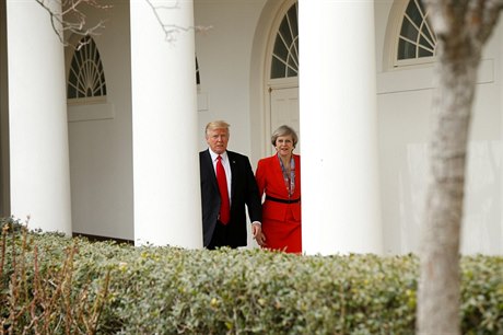 Trump doprovází Mayovou po ukonení jejich setkání v Bílém dom.