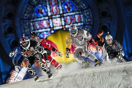 Red Bull Crashed Ice je bitvou na ostí noe.