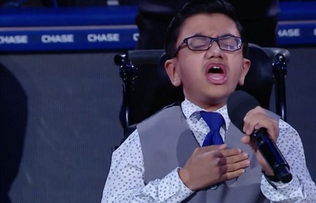 Sparsh Shah odzpíval americkou hymnu jako profesionál.