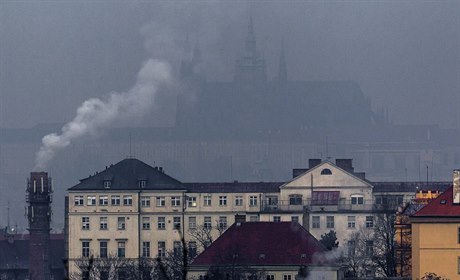 Praský hrad se ztrácí ve smogu.
