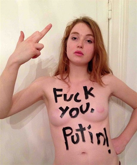 Aktivistka ukrajinské skupiny Femen protestuje na Facebooku proti ruské...