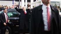 Prezident Donald Trump vystupuje ze sv nov prezidentsk limuzny