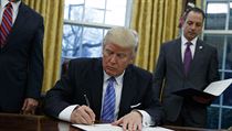 Trump podepisuje příkaz o odchodu Spojených států z Transpacifického... | na serveru Lidovky.cz | aktuální zprávy