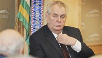 Prezident Zeman si povoluje kravatu. | na serveru Lidovky.cz | aktuální zprávy