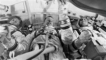 Posdka Apolla 1 ped 50 lety uhoela v kabin pi testu. Z leva astronauti...