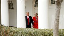 Trump doprovází Mayovou po ukončení jejich setkání v Bílém domě. | na serveru Lidovky.cz | aktuální zprávy
