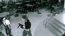 Eric Harris (vlevo) a Dylan Klebold na záznamu bezpečnostní kamery při masakru... | na serveru Lidovky.cz | aktuální zprávy