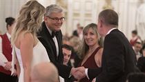Ministr financ Andrej Babi s partnerkou Monikou se na plese na Praskm hrad...