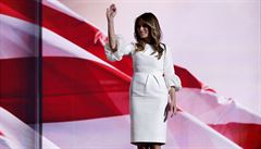 Melania Trump pichází na pódium.